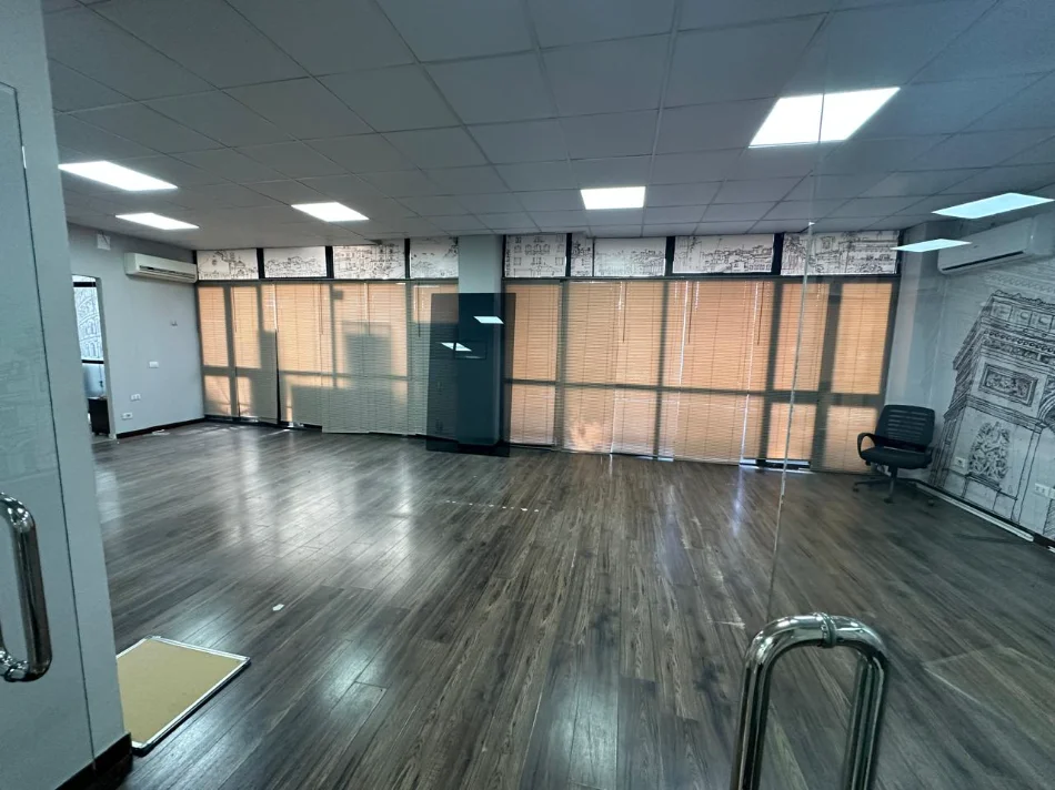 Tirane, jepet me qera ambjent biznesi Kati 1, 220 m² 2.000 € (Ish Stacioni i Treni/)