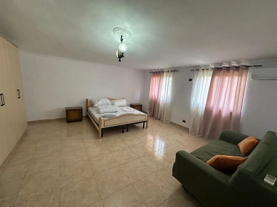Tirane, jepet me qera apartament 2+1+Ballkon Kati 4, 80 m² 500 € (Rruga e Durresit)