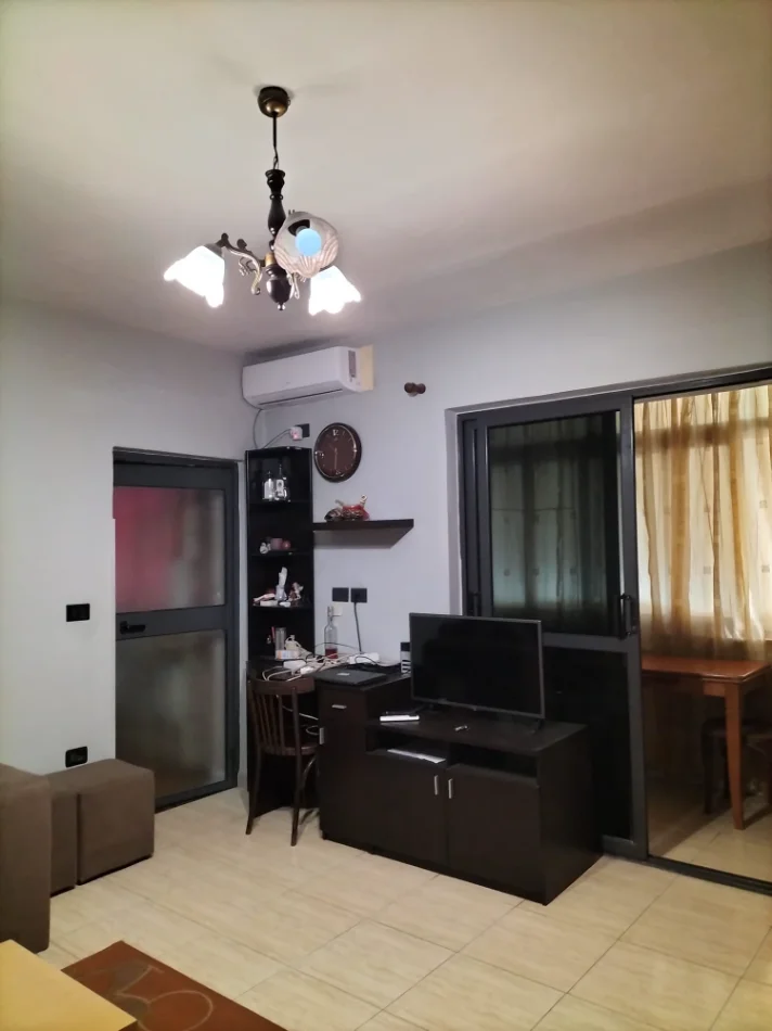 Tirane, jepet me qera apartament 2+1+Ballkon Kati 4, 85 m² 600 € (Shkolla e Kuqe/)