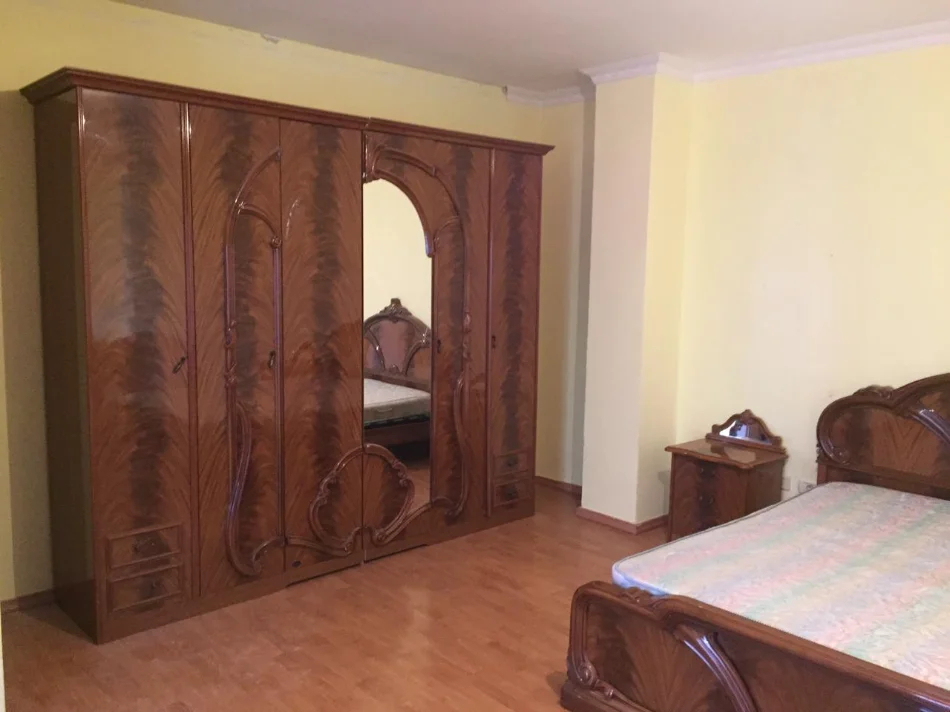 Tirane, jepet me qera apartament 3+1+Ballkon Kati 5, 130 m² 550 € (Medreseja)