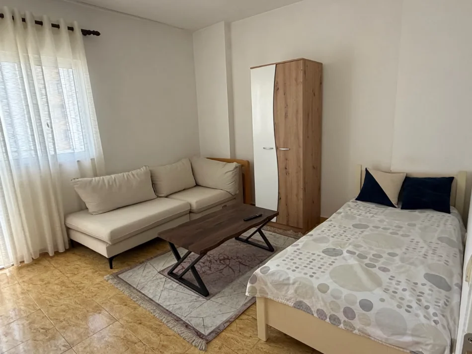 Tirane, jepet me qera apartament 2+1+Ballkon Kati 4, 75 m² 600 € (Don Bosko)