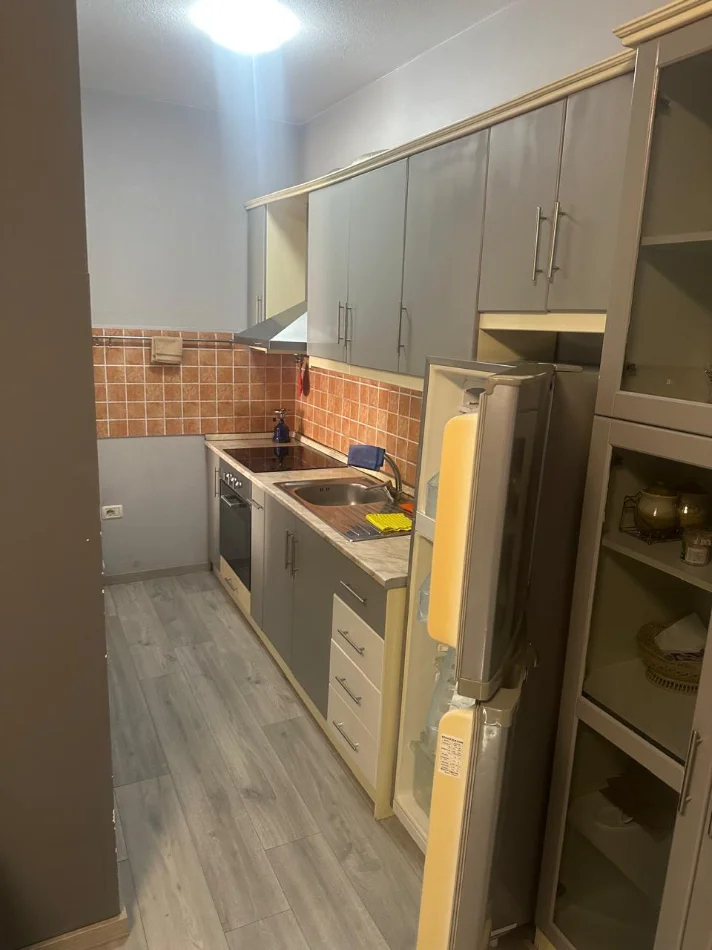 Tirane, jepet me qera apartament 2+1 , 90 m² 650 € 
