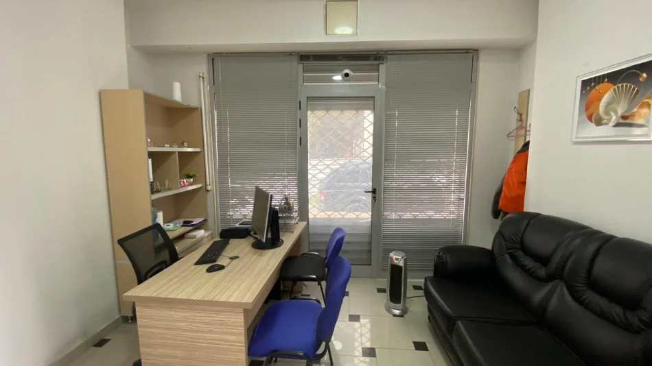 Tirane, jepet me qera zyre , 17 m² 350 € (PRANË PROKURORISË)