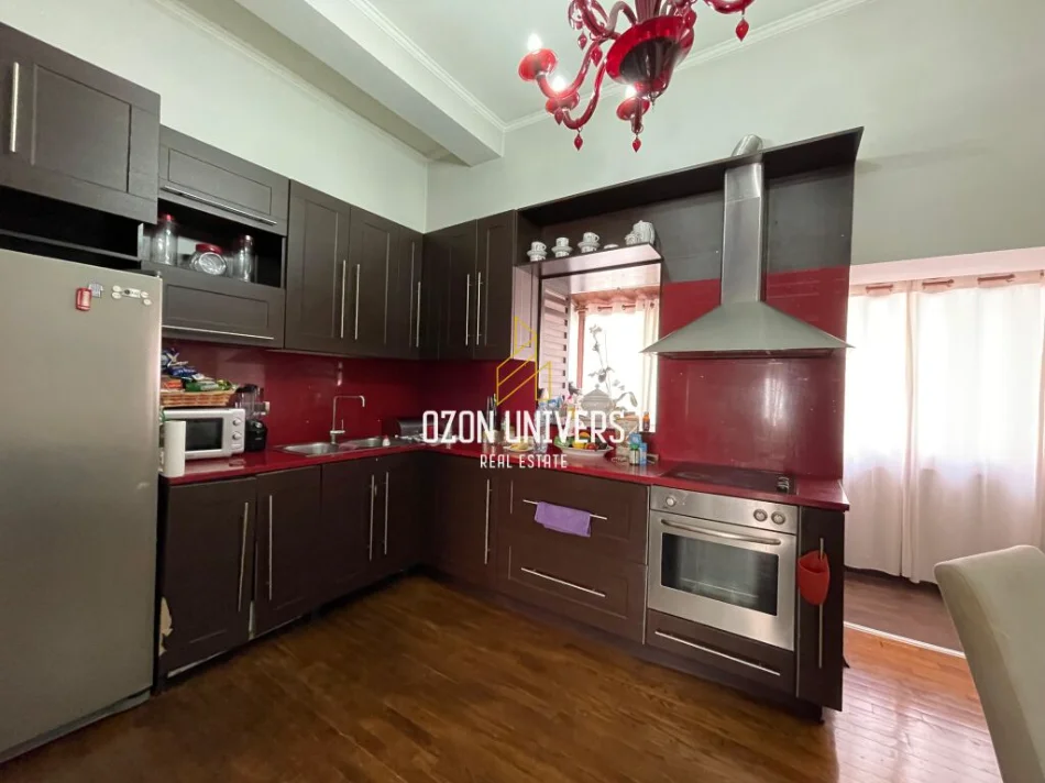 Tirane, jepet me qera për banim ose biznes ,2+1+Ballkon Kati 3, 120 m² 1200 € (Qendër)