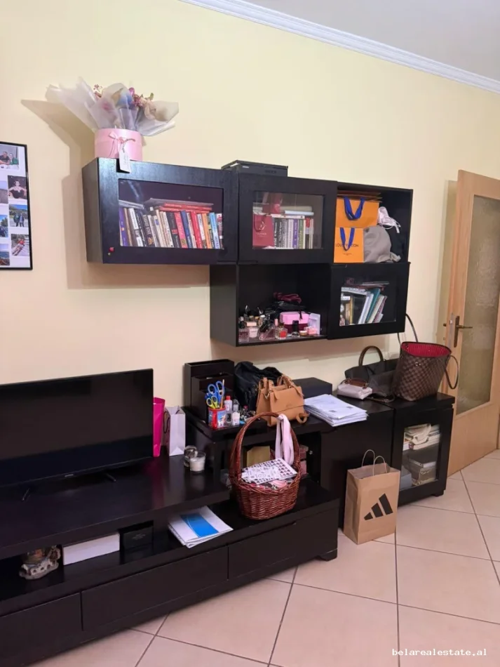 Tirane, jepet me qera apartament 1+1+Ballkon Kati 2, 75 m² 580 € (21 Dhjetori)