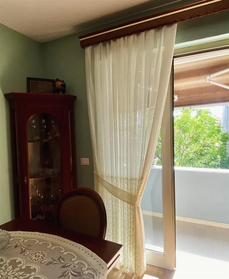 Tirane, jepet me qera apartament 2+1+Ballkon Kati 4, 100 m² 800 € (Rruga e Kavajes)