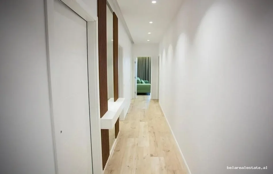 Tirane, jepet me qera apartament 2+1+Ballkon Kati 8, 182 m² 1.000 € (5 Maji)
