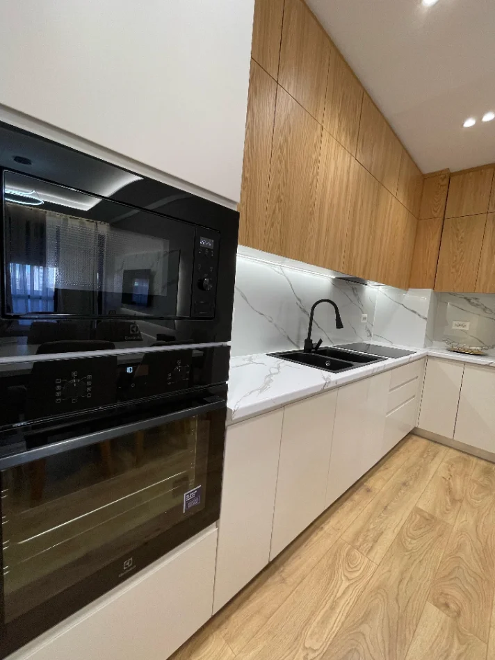 Tirane, jepet me qera apartament 2+1 , 90 m² 900 € 
