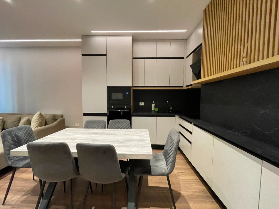 Tirane, jepet me qera apartament 1+1 Kati 1, 70 m² 800 € (Komuna e Parisit)