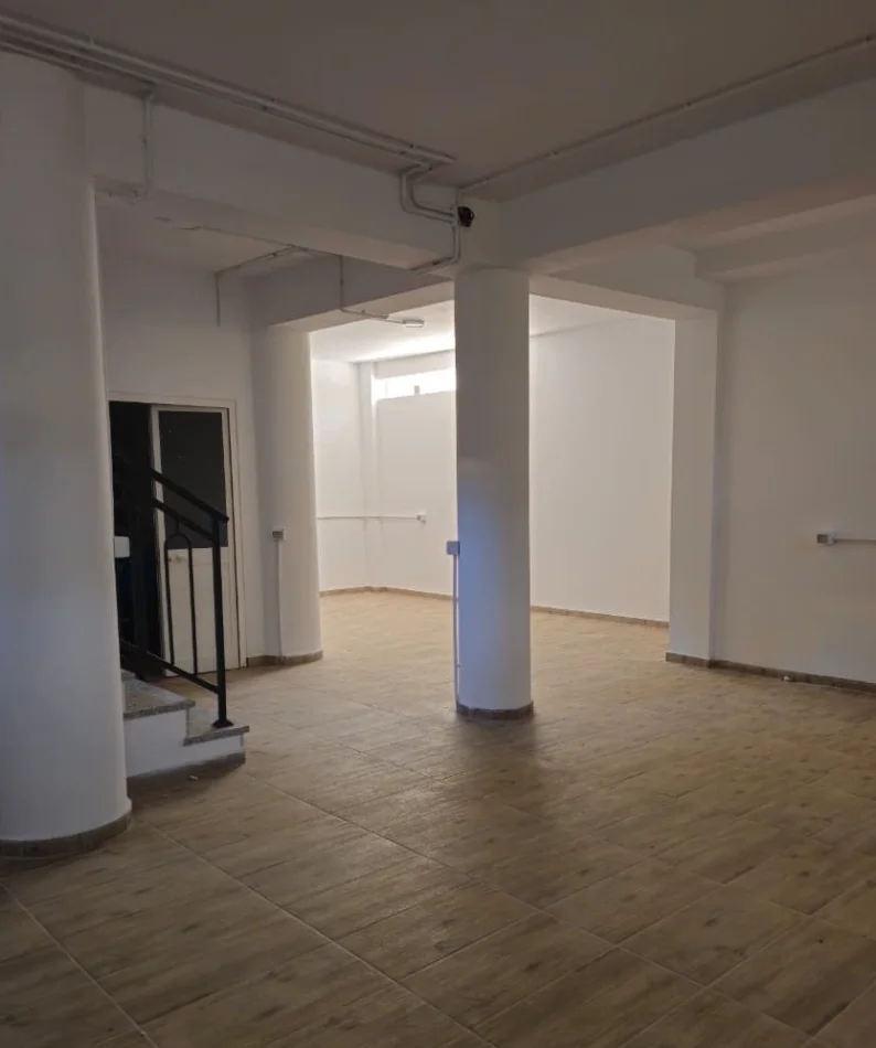 Tirane, jepet me qera Vile 5+1 , 700 m² 2.500 € 