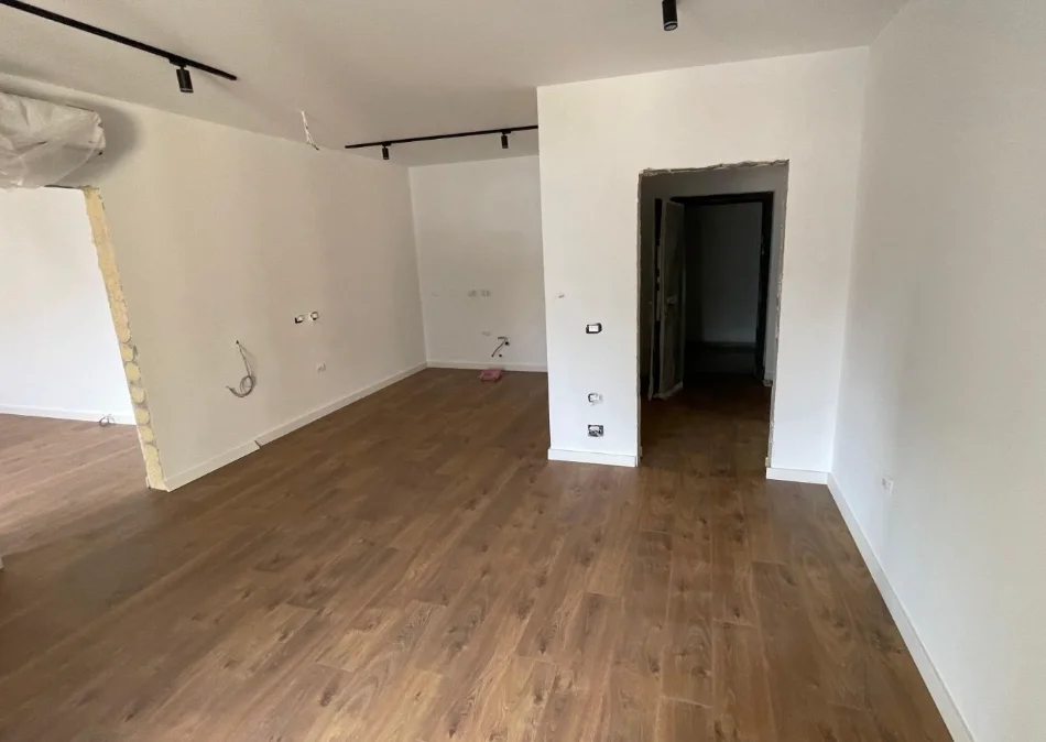 Tirane, jepet me qera zyre , 67 m² 1.000 € 