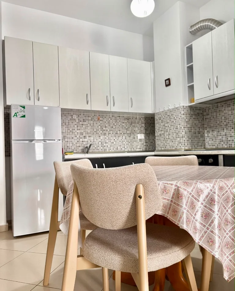 Tirane, jepet me qera apartament 1+1 Kati 4, 60 m² 700 € (Komuna e Parisit)