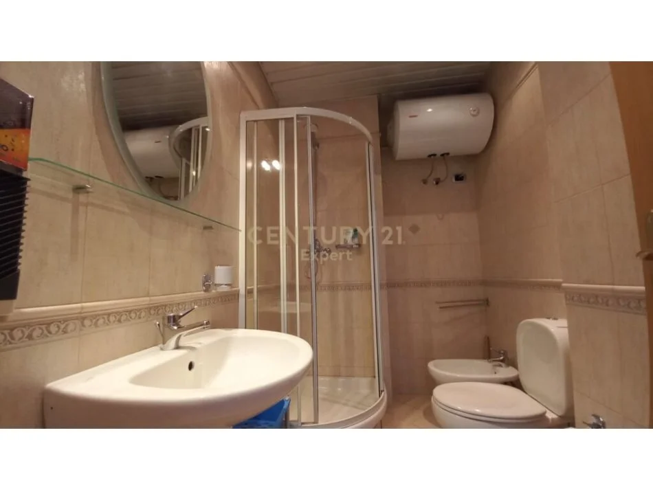 Tirane, jepet me qera apartament 1+1+Ballkon Kati 4, 65 m² 600 € (bllok)