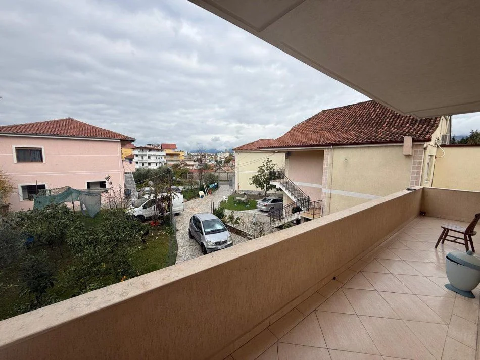 Tirane, jepet me qera apartament 2+1+Ballkon Kati 2, 120 m² 450 € (RRUGA E ELBASANIT)