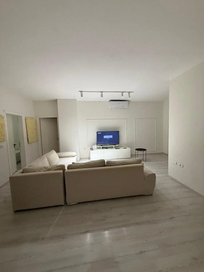Tirane, jepet me qera apartament 2+1+Aneks+Ballkon Kati 1, 111 m² 600 € (KRISTAL CENTER)