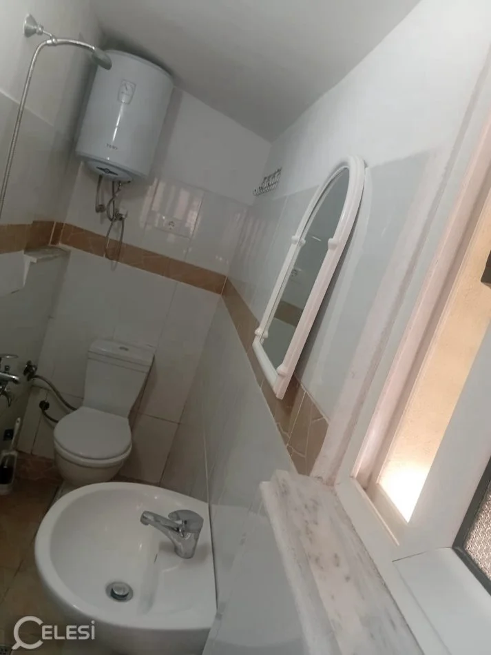 Tirane, jepet me qera garsonier Kati 1, 40 m² 300 € (RRUGA E KAVAJES)