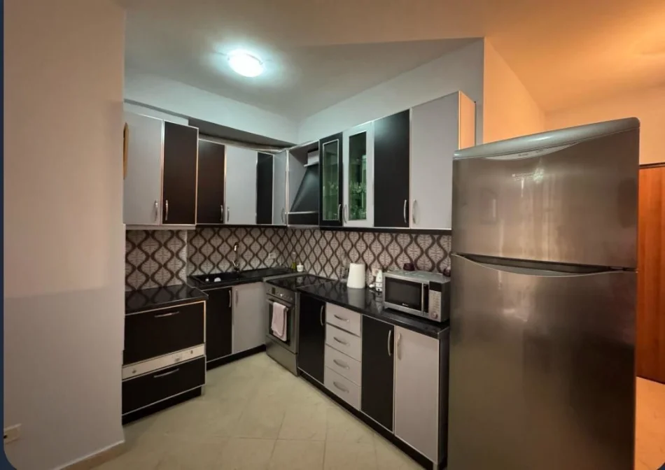 Tirane, jepet me qera apartament 2+1+Ballkon Kati 3, 85 m² 450 € (YZBERISHT)