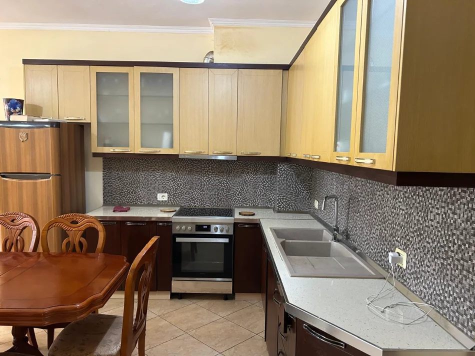 Tirane, jepet me qera apartament 2+1+Ballkon Kati 6, 113 m² 550 € (KTHESA E KAMZES)