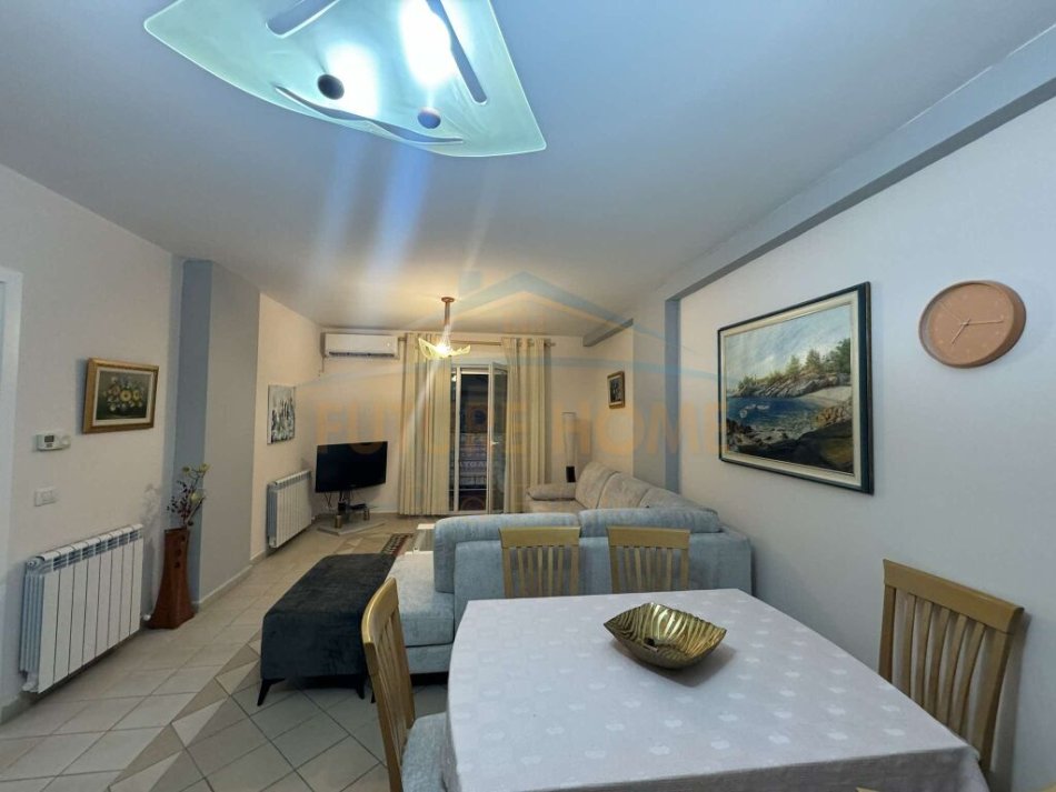Tirane, jepet me qera 2+1 Kati 3, 112 m² 700 € (21 Dhjetori)