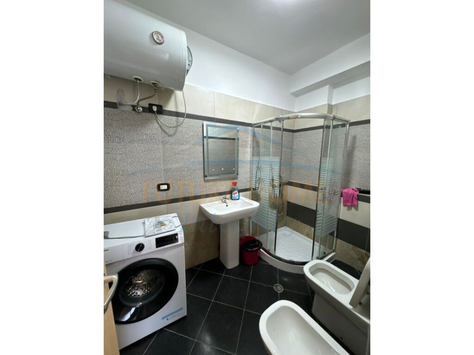 Tirane, jepet me qera apartament 2+1 Kati 5, 98 m² 700 € (21 Dhjetori)