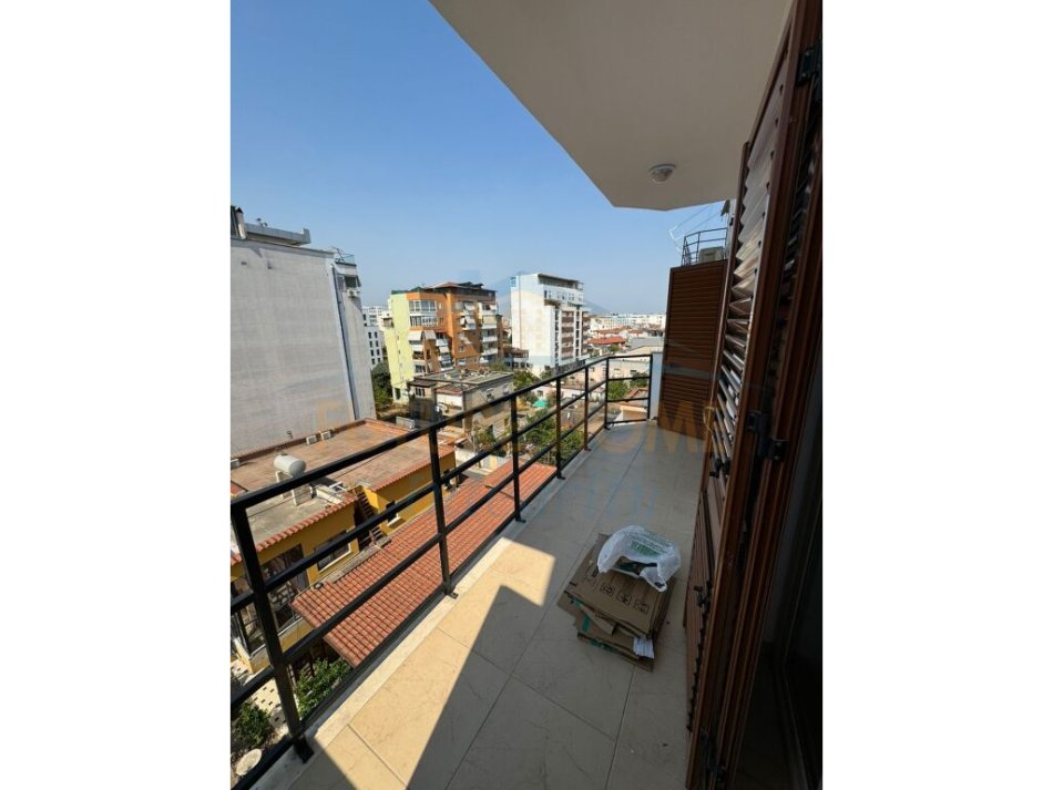 Tirane, jepet me qera apartament 2+1 Kati 5, 98 m² 700 € (21 Dhjetori)