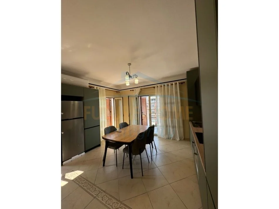 Tirane, jap me qera apartament 2+1+Ballkon Kati 5, 110 m² 700 € (21 Dhjetori)