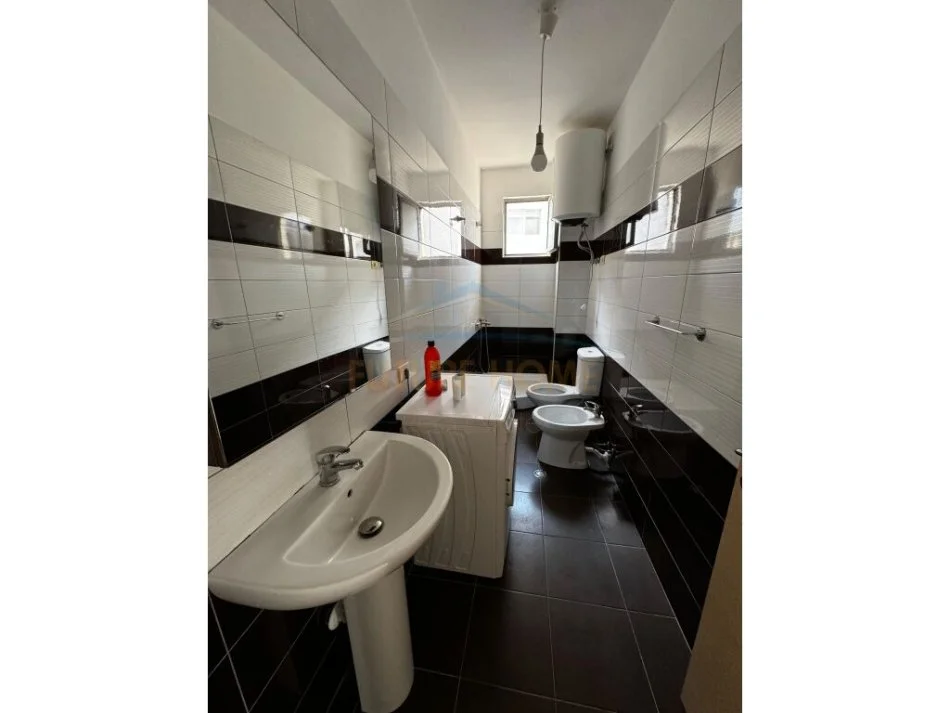 SHITET APARTAMENT 2+1+GARAZH,UNAZA RE ,,PRANE ARC HOTEL