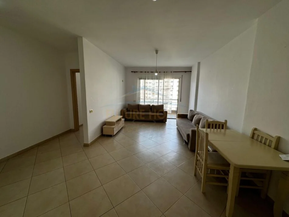 SHITET APARTAMENT 2+1+GARAZH,UNAZA RE ,,PRANE ARC HOTEL