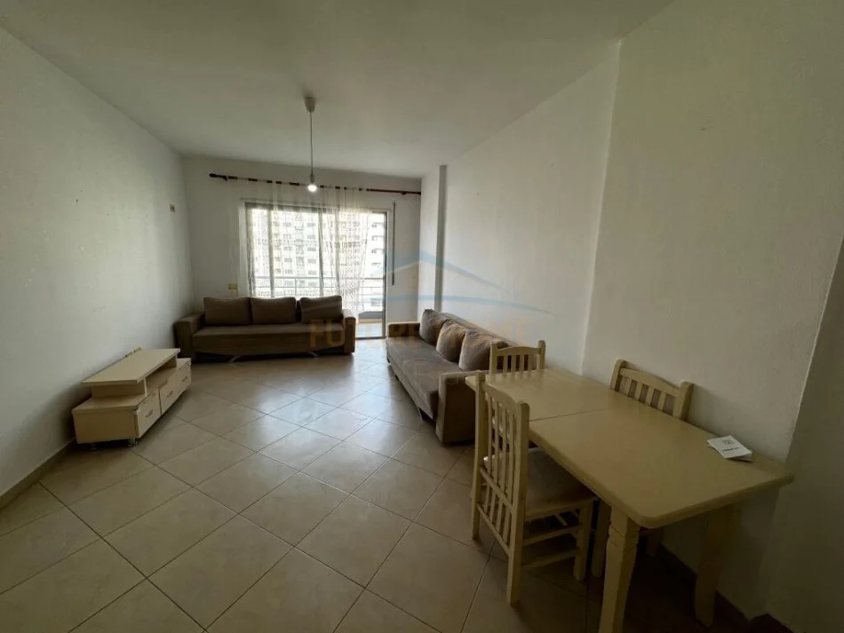 SHITET APARTAMENT 2+1+GARAZH,UNAZA RE ,,PRANE ARC HOTEL