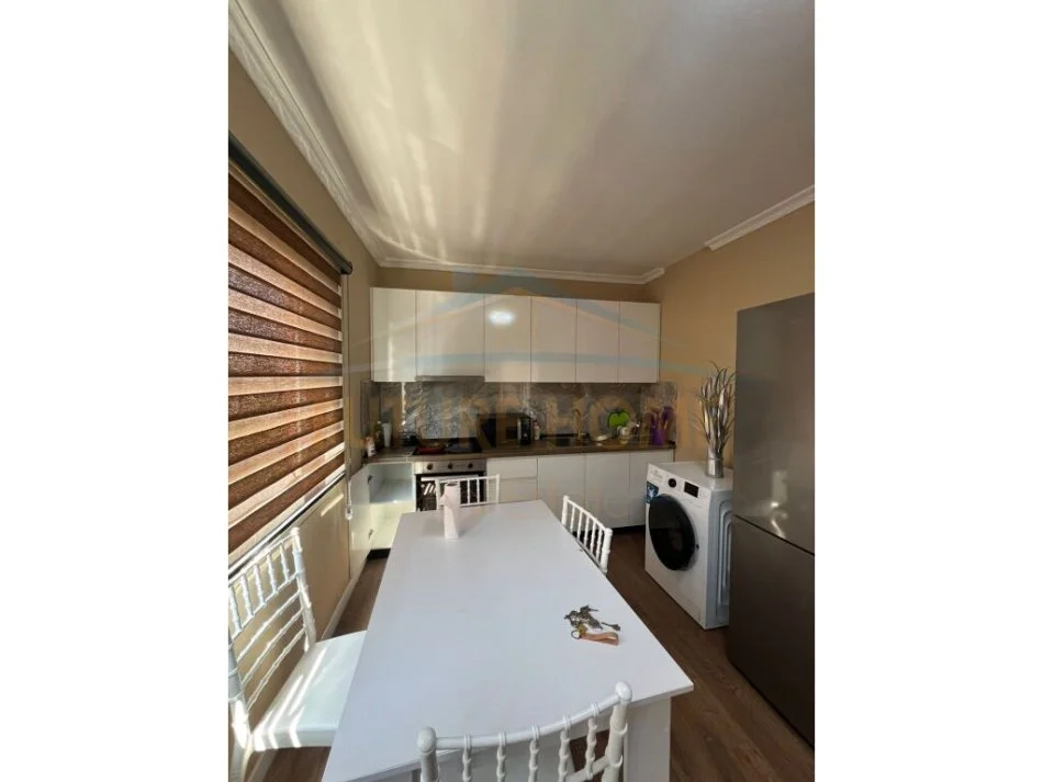 Tirane, jepet me qera apartament 2+1+Ballkon Kati 4, 75 m² 600 € (Dogana)