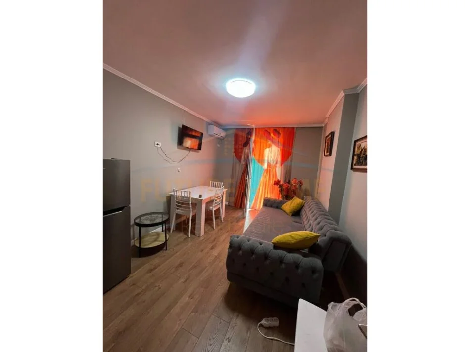 Tirane, jepet me qera apartament 1+1+Ballkon Kati 4, 60 m² 500 € (Dogana)