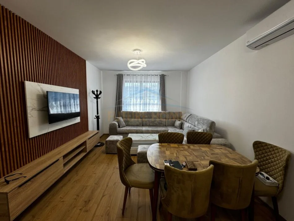 Tirane, jap me qera apartament 1+1 Kati 4, 77 m² 550 € (Unaza e Re)