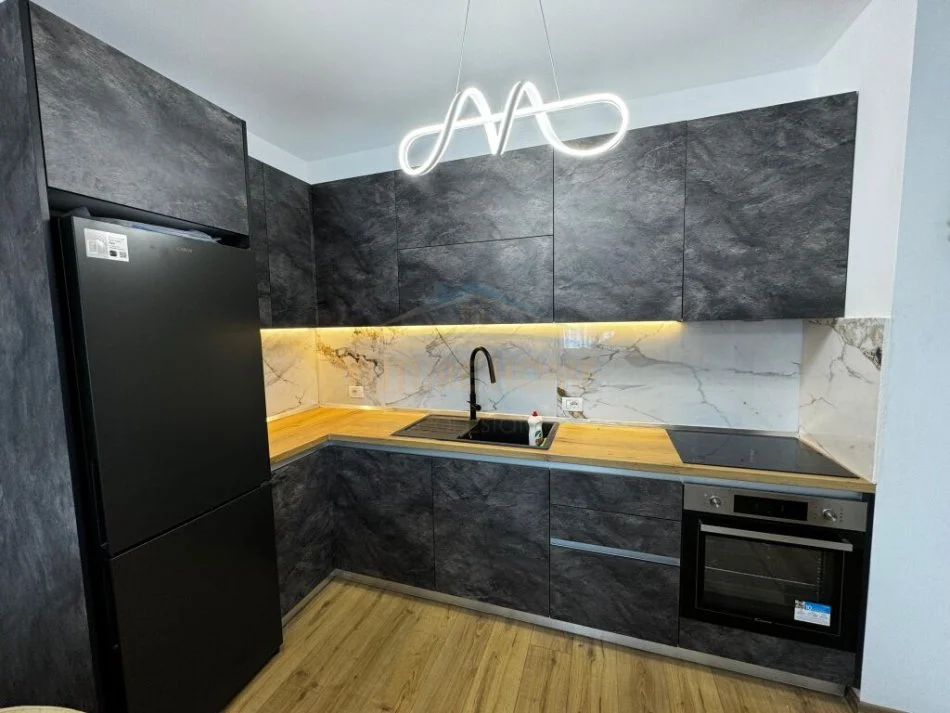 Tirane, jepet me qera apartament 1+1+Ballkon Kati 4, 75 m² 550 € (Unaza e Re)