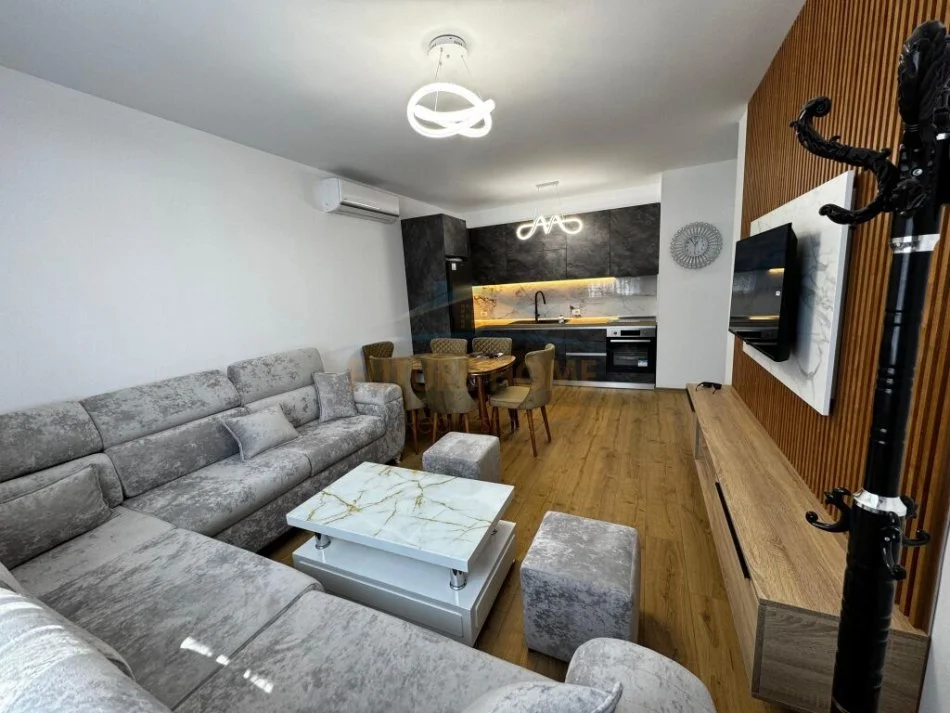 Tirane, jap me qera apartament 1+1 Kati 4, 77 m² 550 € (Unaza e Re)
