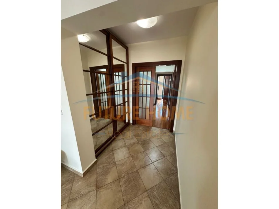 Tirane, jepet me qera apartament 2+1 Kati 9, 118 m² 1.250 € (Rruga Ibrahim Rugova)