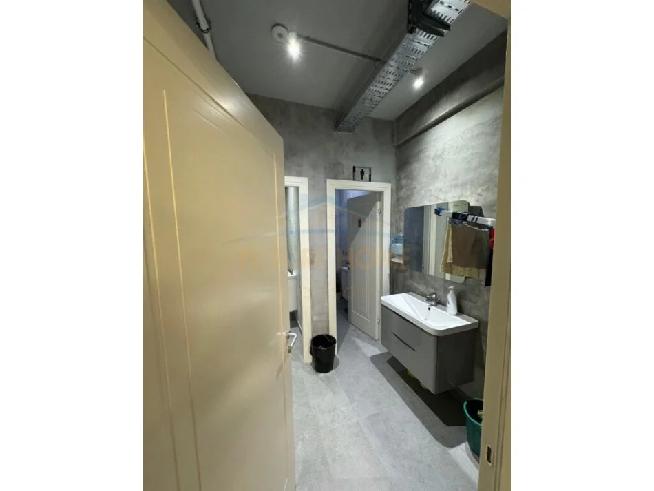 Tirane, shitet ambjent biznesi Kati 1, 514 m² 1.550.000 € (Rruga e Elbasanit, Tiranë)