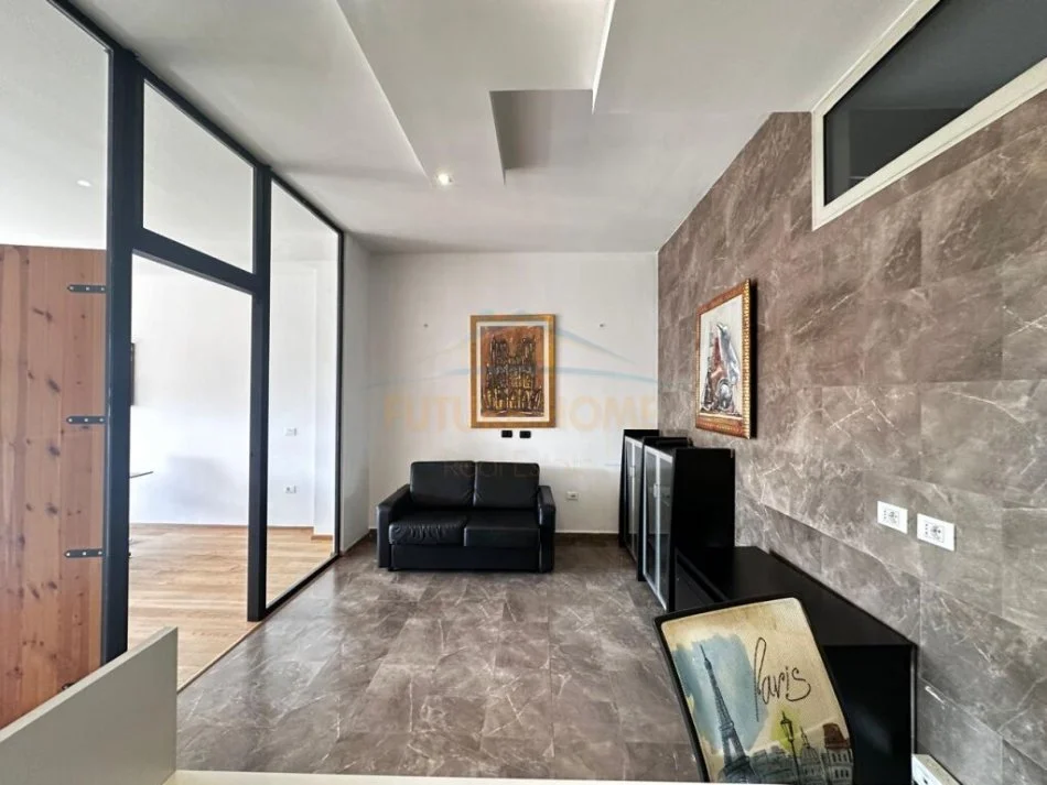 Tirane, jepet me qera ambjent biznesi Kati 4, 132 m² 1.500 € (Garda)