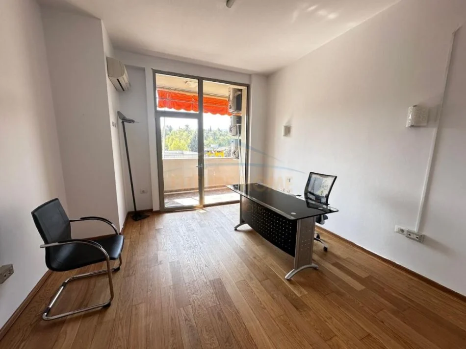 Tirane, jepet me qera ambjent biznesi Kati 4, 132 m² 1.500 € (Garda)