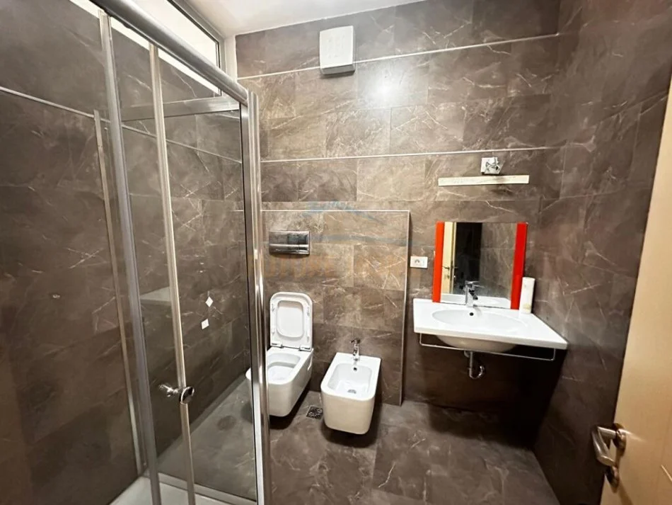 Tirane, jepet me qera ambjent biznesi Kati 4, 132 m² 1.500 € (Garda)