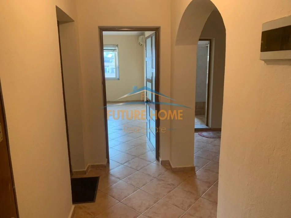 Tirane, jepet me qera apartament 2+1+Ballkon Kati 5, 120 m² 600 € (prane shkolles Emin Duraku)