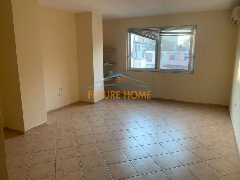 Tirane, jepet me qera apartament 2+1+Ballkon Kati 5, 120 m² 600 € (prane shkolles Emin Duraku)