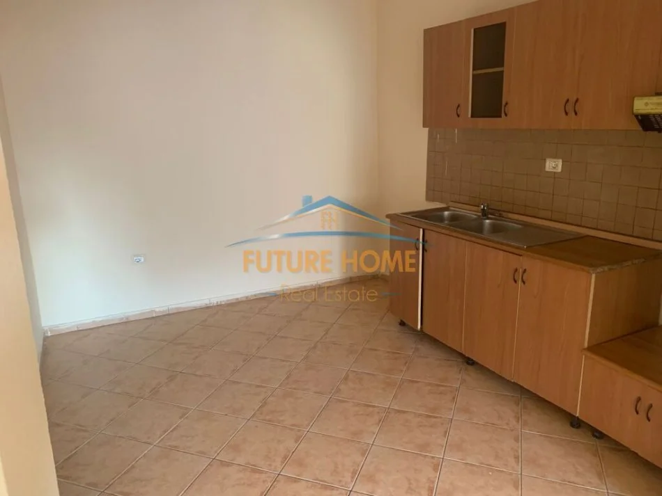 Tirane, jepet me qera apartament 2+1+Ballkon Kati 5, 120 m² 600 € (prane shkolles Emin Duraku)