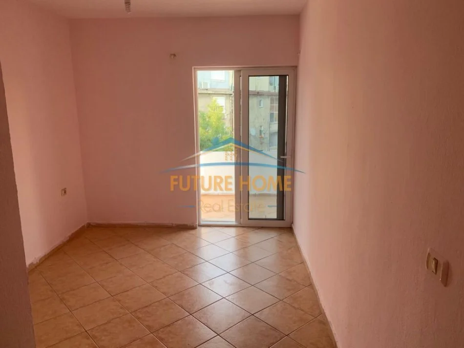 Tirane, jepet me qera apartament 2+1+Ballkon Kati 5, 120 m² 600 € (prane shkolles Emin Duraku)