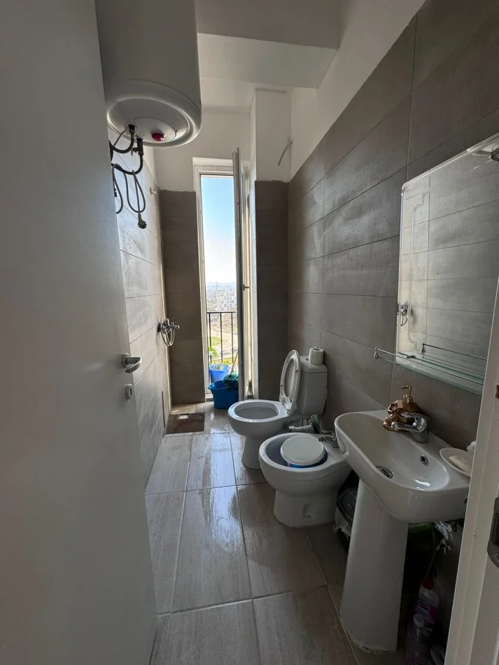 Tirane, jepet me qera apartament 2+1+Ballkon Kati 6, 90 m² 500 € (rruga 5 Maj)