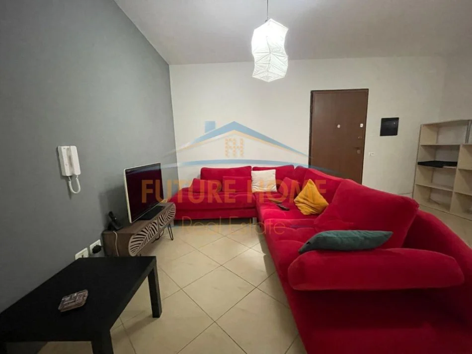 Tirane, jepet me qera apartament 2+1+Ballkon Kati 3, 95 m² 550 € (Kopshti Botanik)