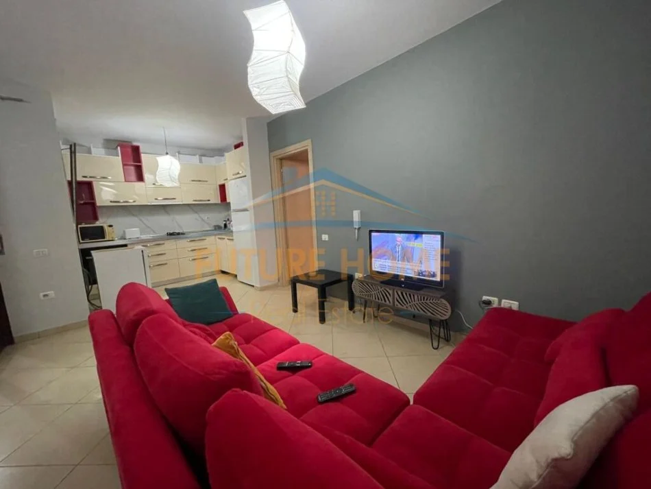 Tirane, jepet me qera apartament 2+1+Ballkon Kati 3, 95 m² 550 € (Kopshti Botanik)