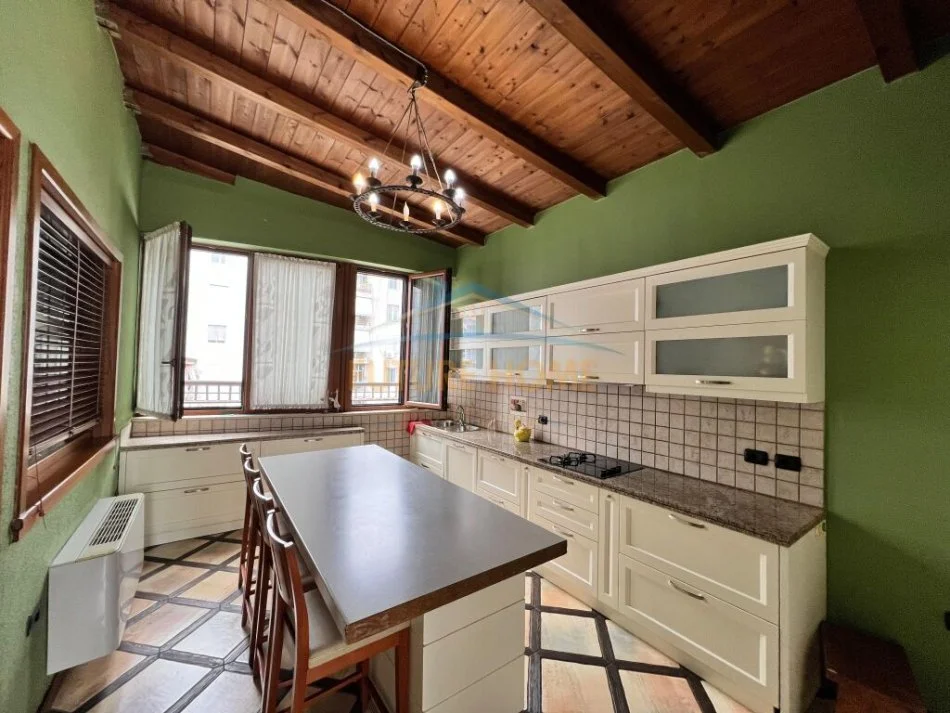 Tirane, jepet me qera apartament 3+1 Kati 9, 210 m² 1.000 €