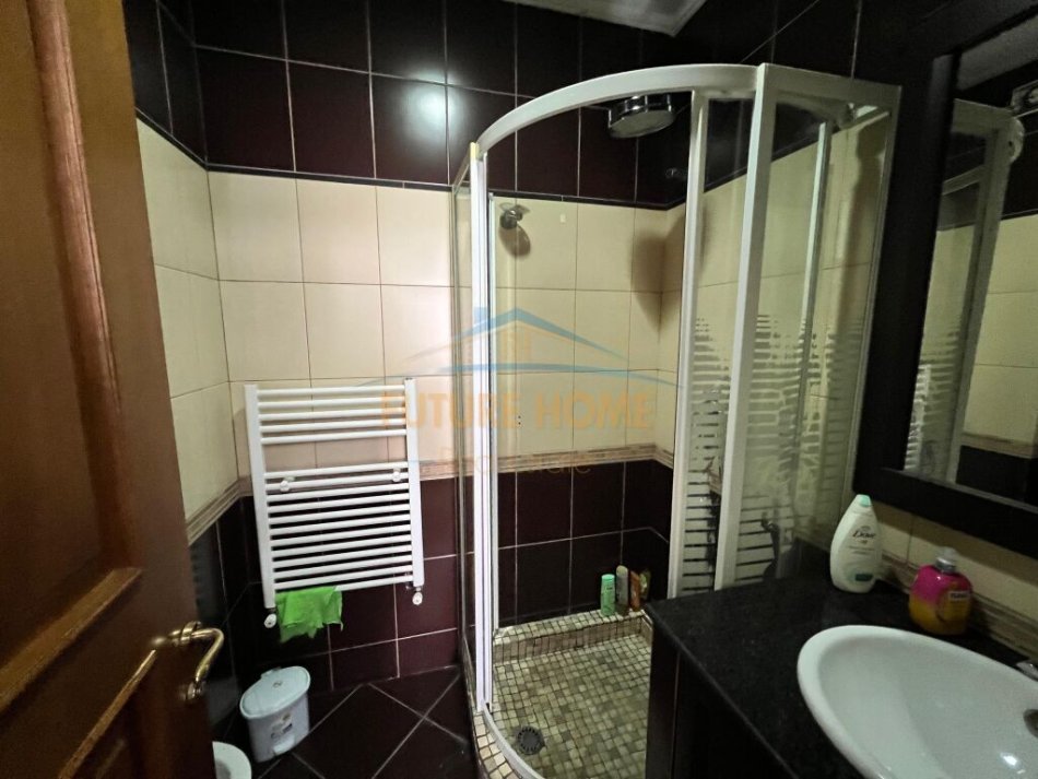 Tirane, jepet me qera 3+1 Kati 9, 210 m² 1.000 € (Rruga e Kavajes)