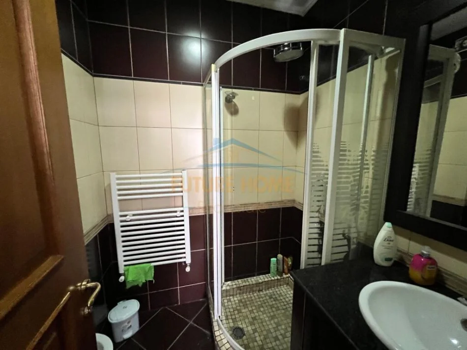 Tirane, jepet me qera apartament 3+1 Kati 9, 210 m² 1.000 €