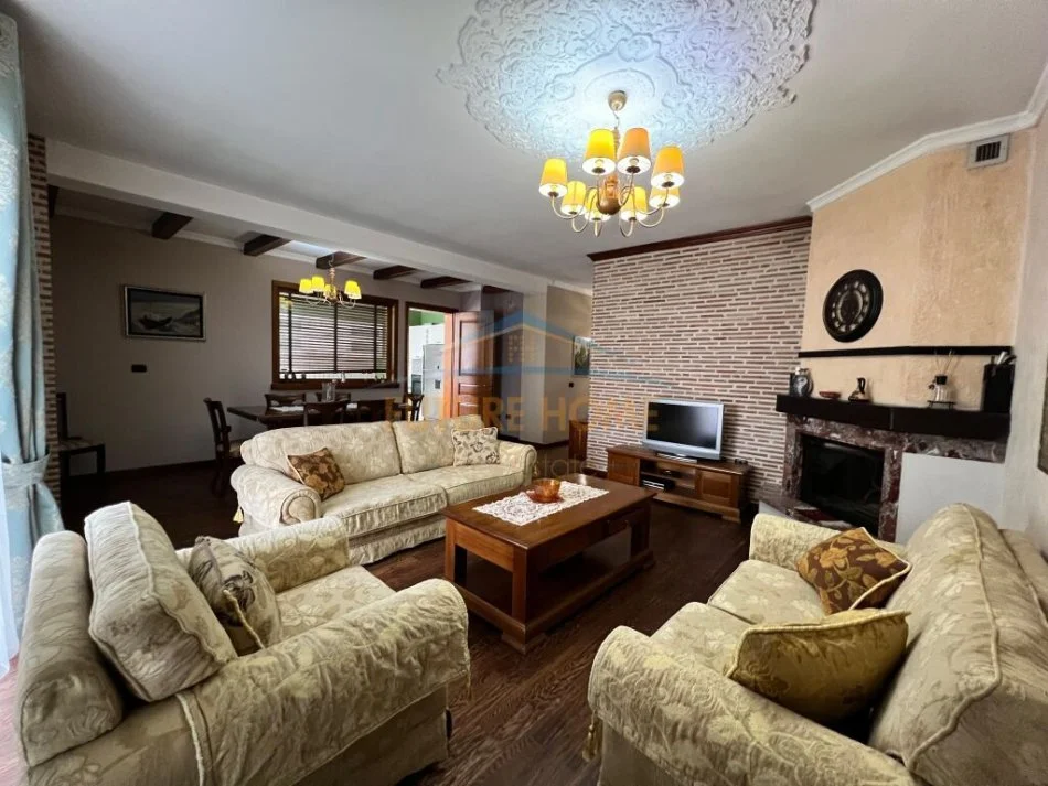 Tirane, jepet me qera apartament 3+1 Kati 9, 210 m² 1.000 €